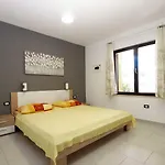 House Puntizela With Big Pool 32M2 - 747 Сasa de vacaciones Pula