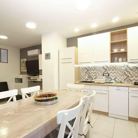 펜션 House Puntizela 850M From The Beach - 747