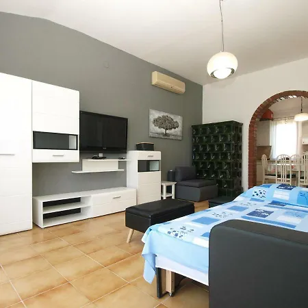 펜션 House Puntizela 850M From The Beach - 747 풀라